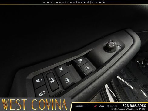Used 2025 Jeep Grand Cherokee Altitude RWD image 14