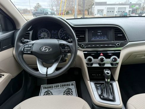 Used 2019 Hyundai Elantra SE image 25