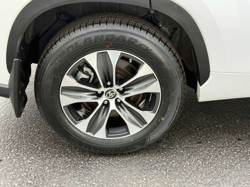 Used 2023 Toyota Highlander XLE image 8