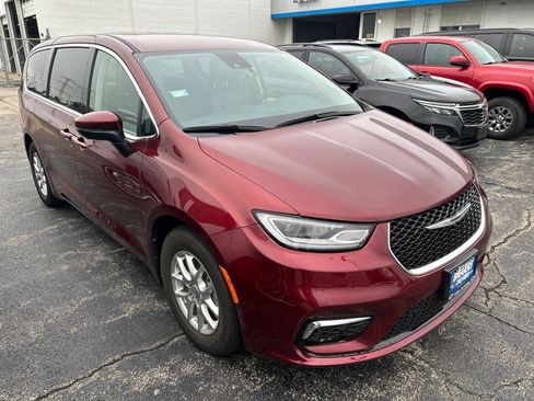 Used 2023 Chrysler Pacifica Touring-L FWD image 2