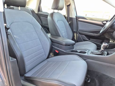 Used 2025 Volkswagen Jetta SE FWD image 32
