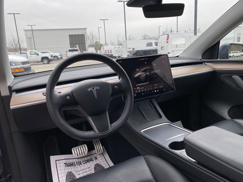 Used 2023 Tesla Model Y Performance image 30