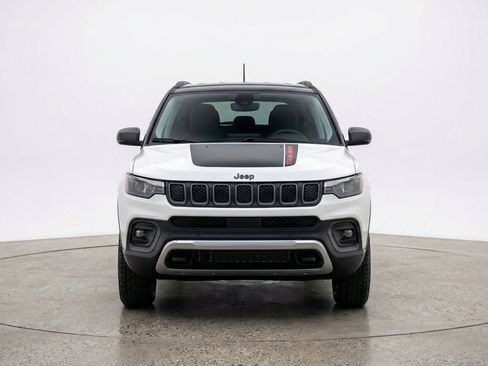 Used 2025 Jeep Compass Trailhawk AWD/4WD image 2