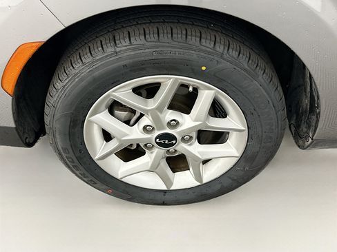 Used 2025 Kia Soul LX w/ LX Technology Package FWD image 11