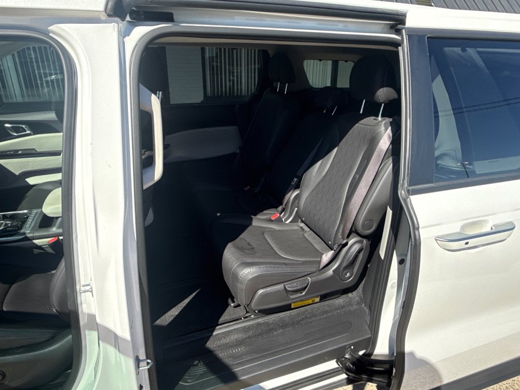Used 2024 Kia Carnival EX FWD image 12