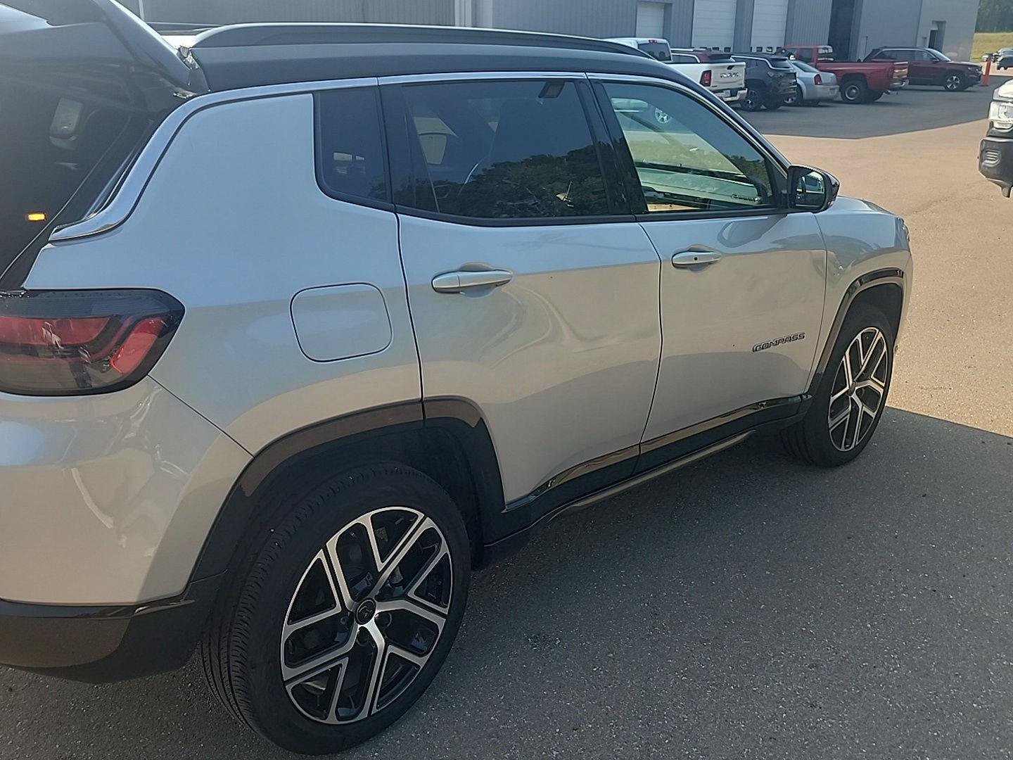 Certified 2025 Jeep Compass Limited w/ Elite Group AWD/4WD image 7