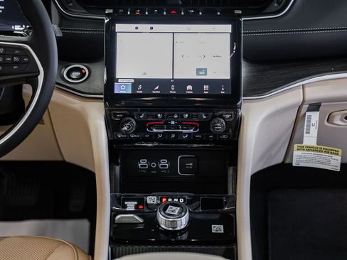 New 2025 Jeep Grand Cherokee Limited w/ Luxury Tech Group II image 22