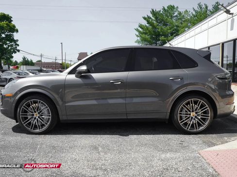 Used 2019 Porsche Cayenne Turbo w/ Premium Plus Package AWD/4WD image 4