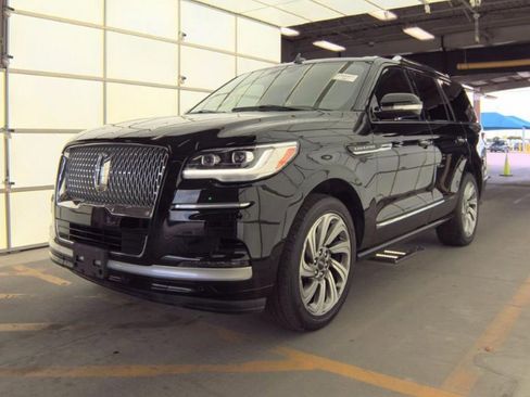 Used 2023 Lincoln Navigator Reserve AWD/4WD image 2