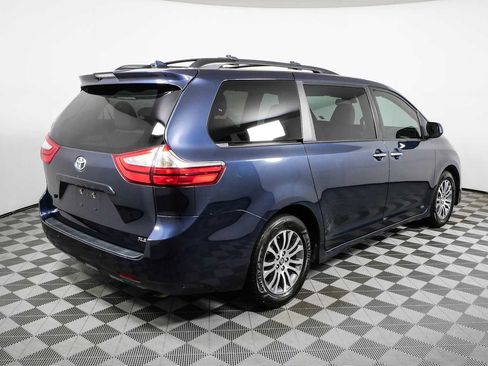 Used 2018 Toyota Sienna XLE w/ XLE Navigation Package FWD image 3