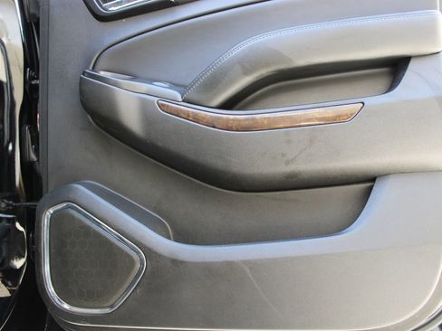 Used 2019 Chevrolet Suburban LT image 18