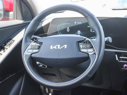 Used 2025 Kia Niro LX FWD image 16