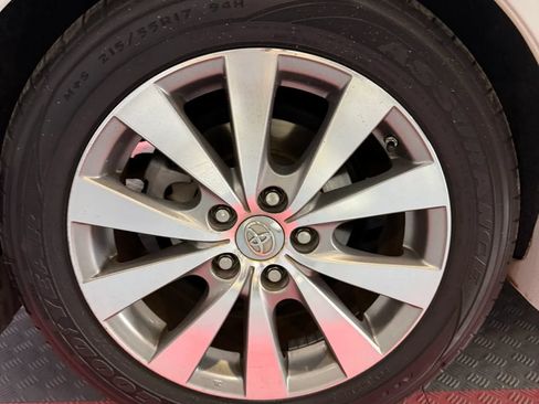 Used 2011 Toyota Avalon Limited FWD image 39
