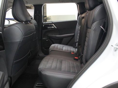 New 2026 Mitsubishi Outlander SE image 24