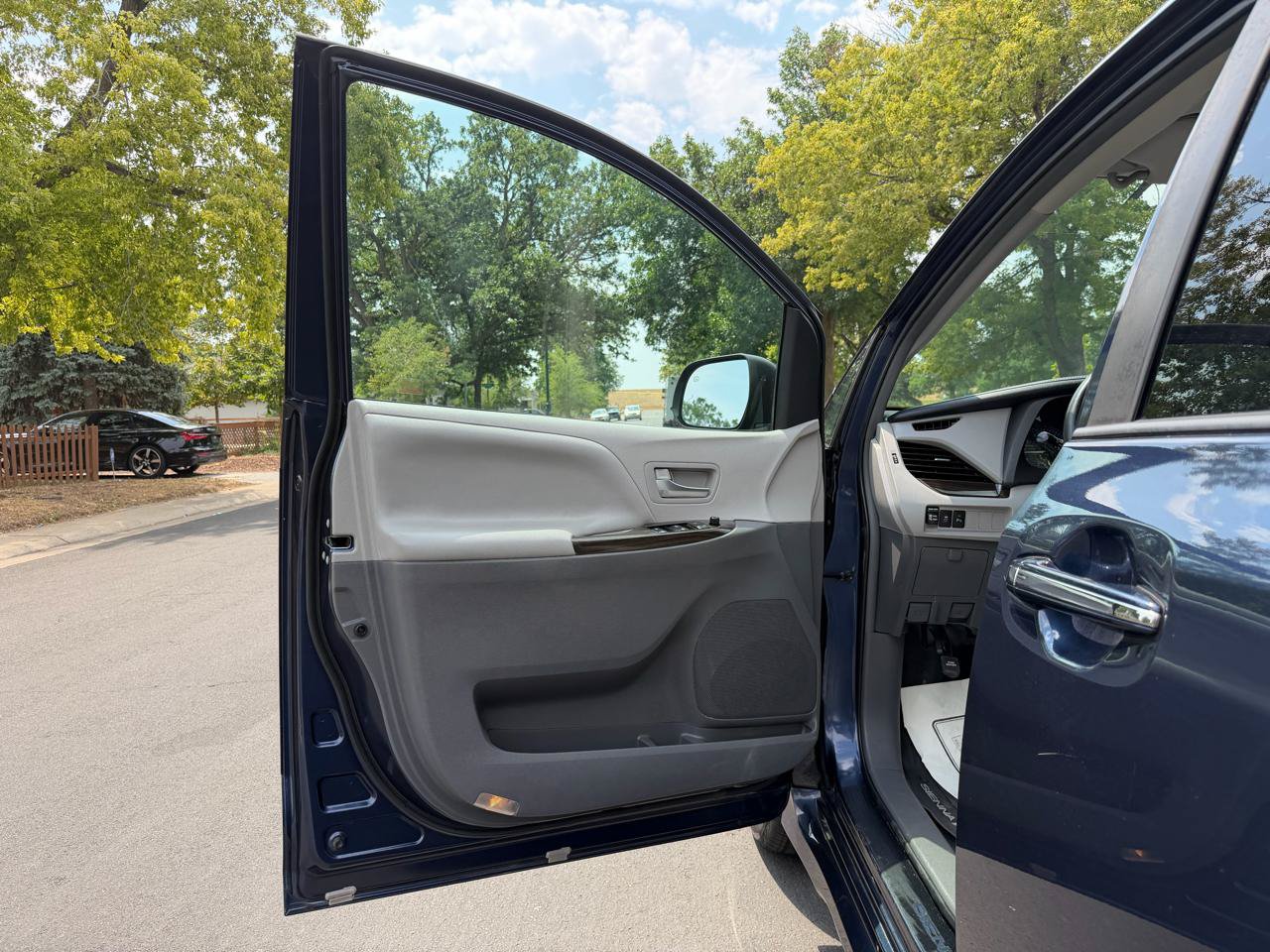 Used 2019 Toyota Sienna XLE w/ XLE Navigation Package AWD/4WD image 10