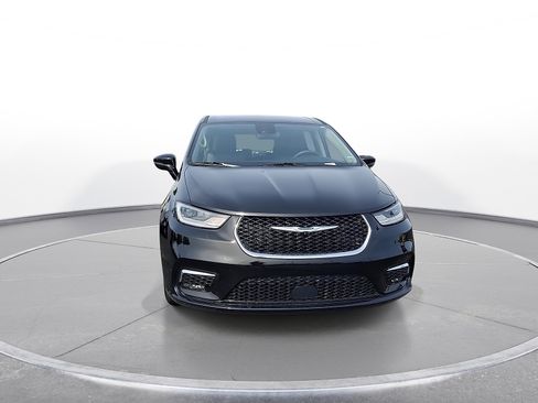 Used 2024 Chrysler Pacifica Touring-L FWD image 3