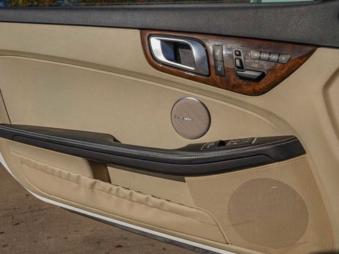 Used 2015 Mercedes-Benz SLK 250 w/ Premium Package image 20