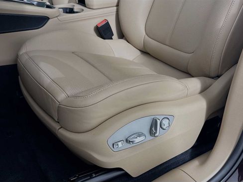 Certified 2026 Porsche Macan AWD/4WD image 13