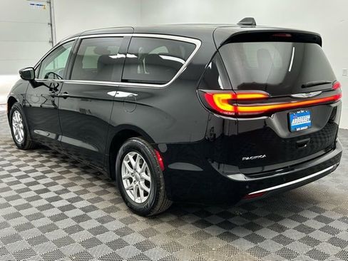 Used 2024 Chrysler Pacifica Touring-L image 18