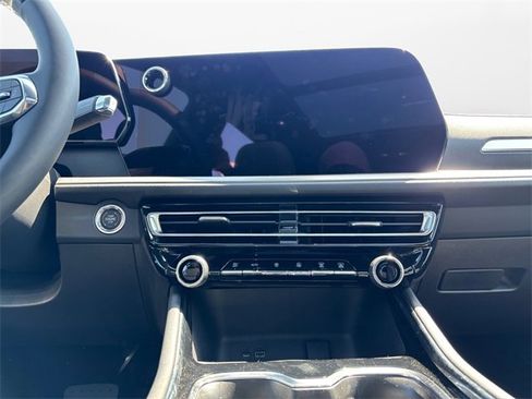 New 2025 Chevrolet Traverse LT w/ Enhanced Driving Package image 11