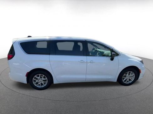 Used 2025 Chrysler Pacifica Select FWD image 15