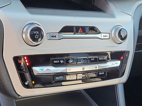 Used 2022 Ford Explorer XLT w/ Equipment Group 202A image 16