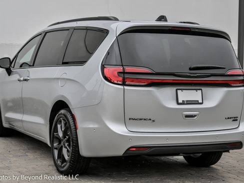Used 2024 Chrysler Pacifica Limited w/ S Appearance Package image 6