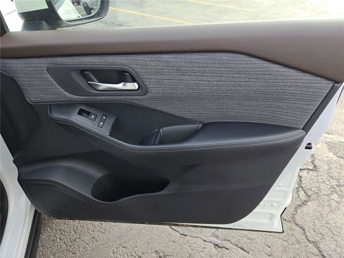 Used 2023 Nissan Rogue SV image 6