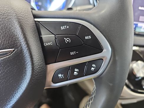 Used 2024 Chrysler Pacifica Touring-L FWD image 18