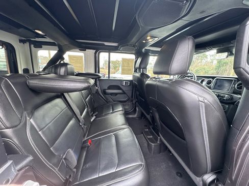 Used 2020 Jeep Wrangler Unlimited Sahara image 9