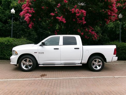 Used 2017 RAM 1500 Express RWD image 4