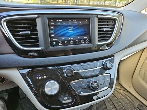 Used 2018 Chrysler Pacifica Touring Plus w/ Tire & Wheel Group FWD image 19