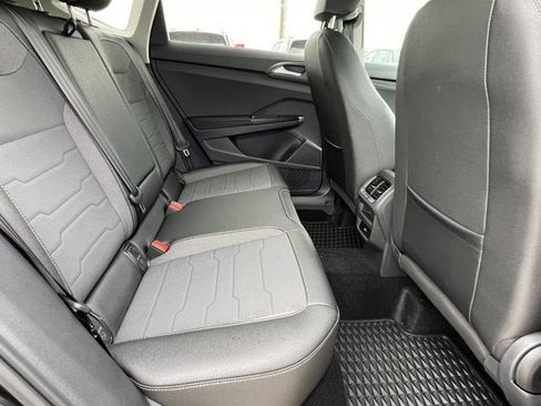 New 2025 Volkswagen Taos SE image 38