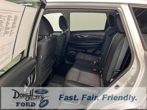 Used 2017 Nissan Rogue SV w/ SV Premium Package image 30