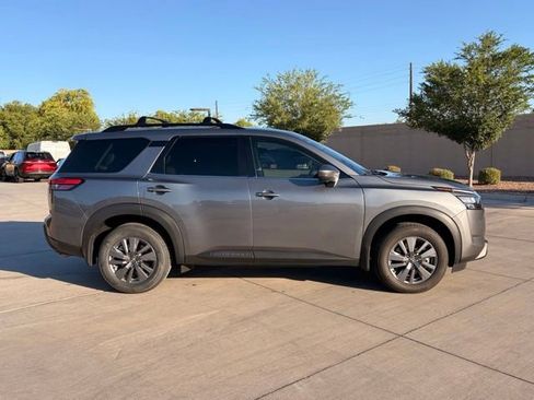 Used 2024 Nissan Pathfinder SV FWD image 3