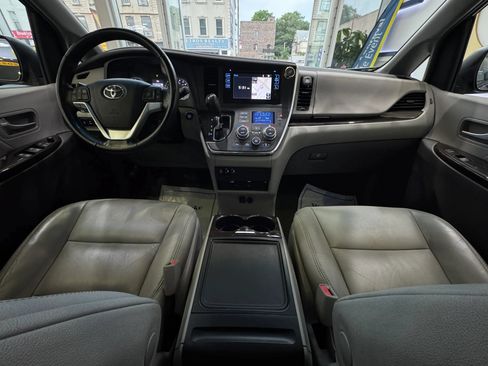 Used 2016 Toyota Sienna XLE Premium w/ Outdoor Package FWD image 29