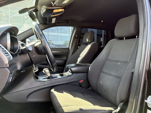 Used 2018 Jeep Grand Cherokee Laredo image 12