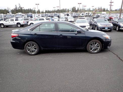 Used 2017 Toyota Camry SE image 6