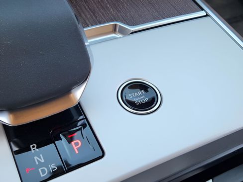 Certified 2025 Land Rover Range Rover SE image 16