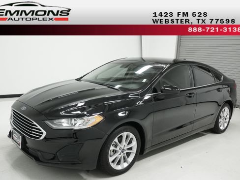 Used 2020 Ford Fusion SE image 1