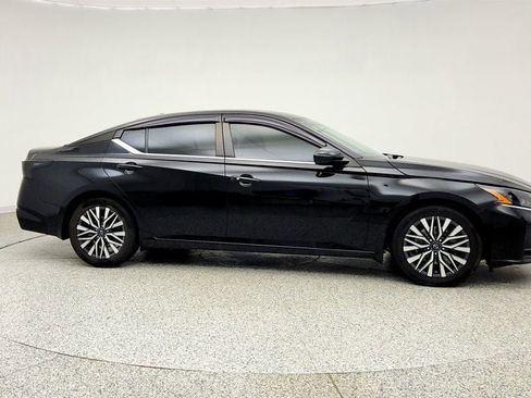 Used 2023 Nissan Altima 2.5 SV w/ SV Premium Package FWD image 4