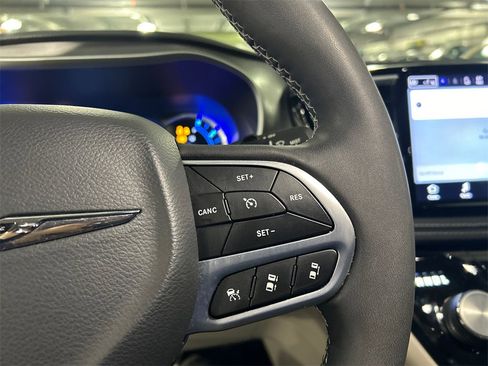 Used 2022 Chrysler Pacifica Touring-L image 14