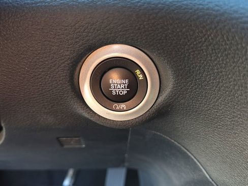 Used 2025 Chrysler Pacifica Limited FWD image 35