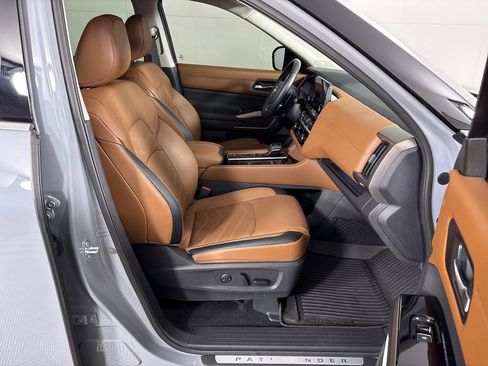 Used 2025 Nissan Pathfinder Platinum w/ Black Appearance Package FWD image 7