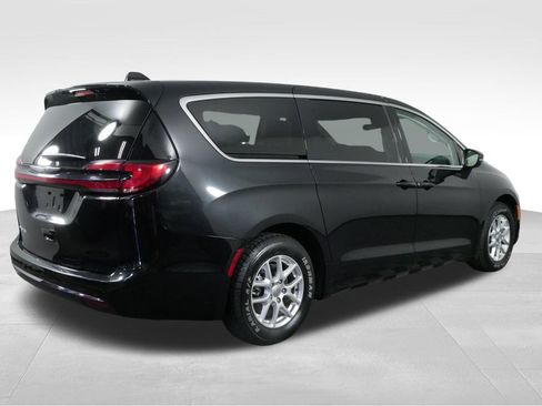 Used 2023 Chrysler Pacifica Touring-L FWD image 10