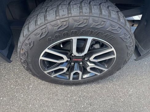 Used 2024 GMC Sierra 1500 AT4 w/ Technology Package image 6
