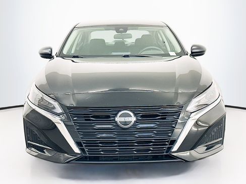 Used 2025 Nissan Altima 2.5 SV image 2