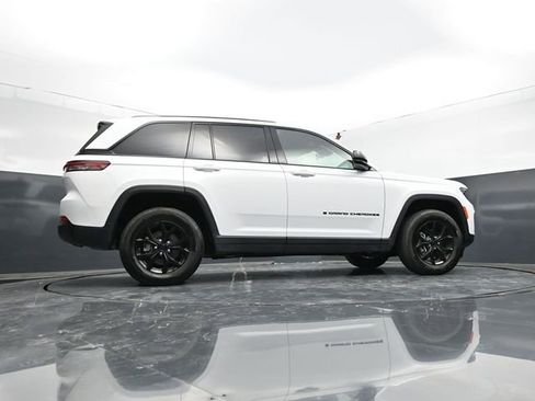 Used 2025 Jeep Grand Cherokee Altitude AWD/4WD image 54