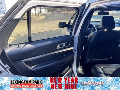 Used 2018 Ford Explorer XLT w/ Equipment Group 202A image 12