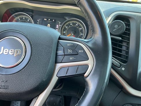 Used 2015 Jeep Cherokee Latitude w/ Cold Weather Group AWD/4WD image 11